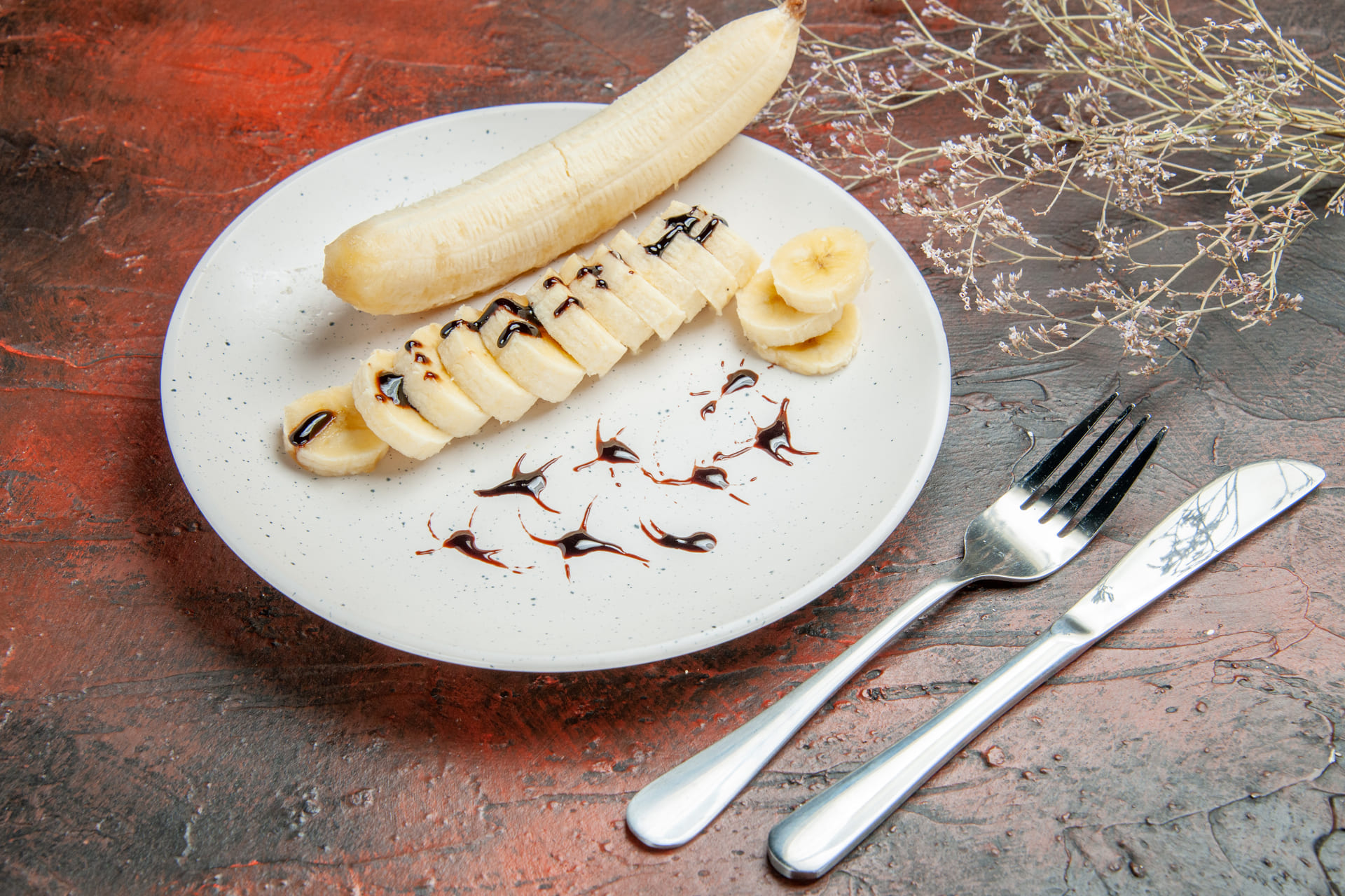 Read more about the article Czy banany mogą zastąpić słodycze w diecie pudełkowej TIM Catering?